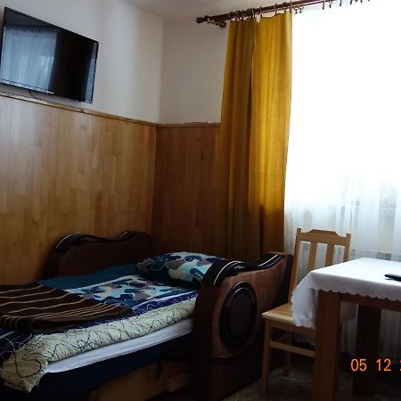 Dom Mlodziezowy W Polanie Serednie Male Exterior foto