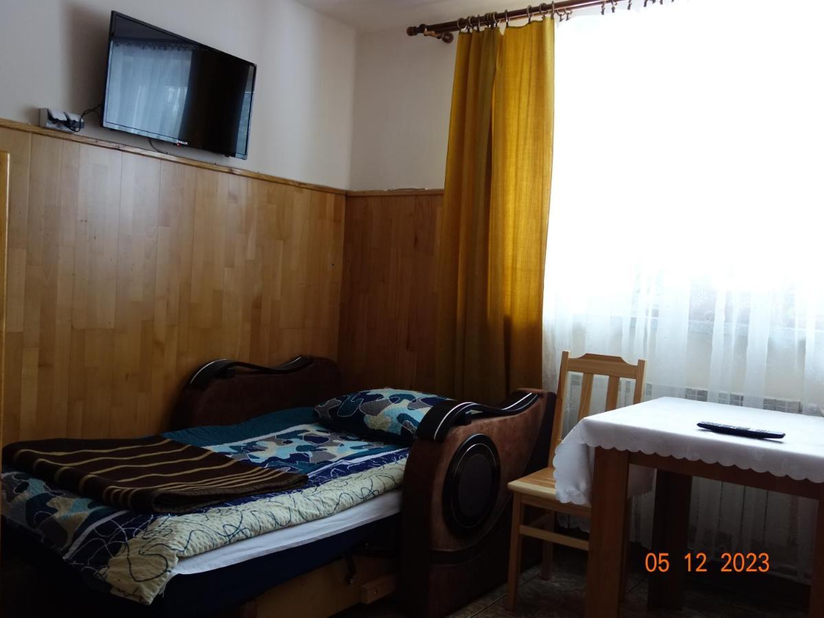 Dom Mlodziezowy W Polanie Serednie Male Exterior foto