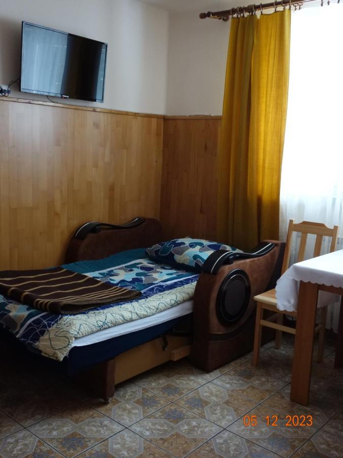 Dom Mlodziezowy W Polanie Serednie Male Exterior foto